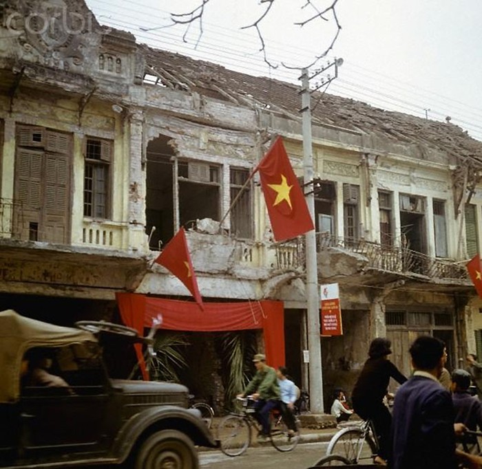 Hà Nội 1973. Lá cờ đỏ sao vàng tại một tòa nhà bị bom Mỹ phá sập năm 1972 trong chiến dịch "Bom Giáng sinh" của quân Mỹ.